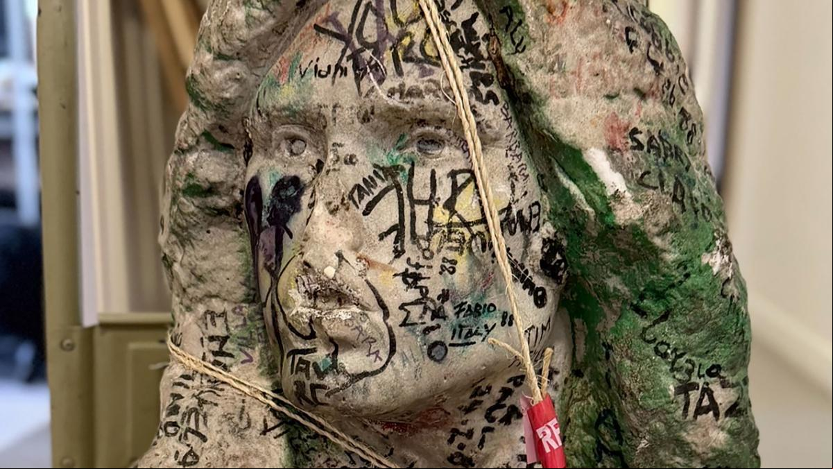 Hallado el busto de Jim Morrison robado hace 37 años del cementerio de Père Lachaise