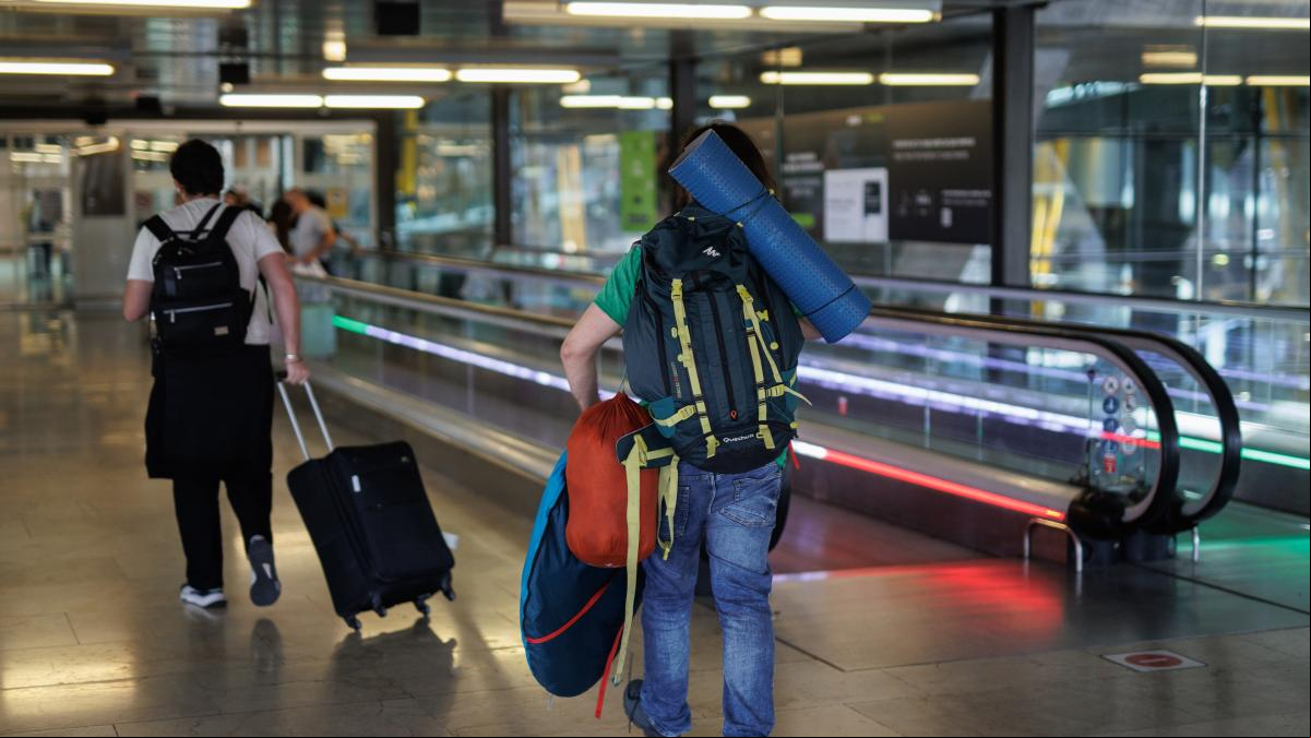 Sin incidentes la primera noche en Barajas con controles para evitar el  a las personas sin hogar