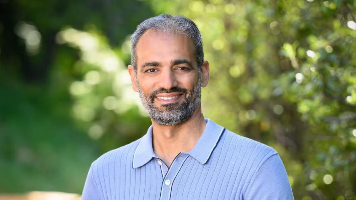 Sameer Samat, presidente del ecosistema Android en Google: “Mi hijo de 14 años aprendió a poner la lavadora por primera vez gracias a Gemini en un Pixel 9 Pro. Lo mejor es que no acabó con camisetas rosas que antes eran blancas”