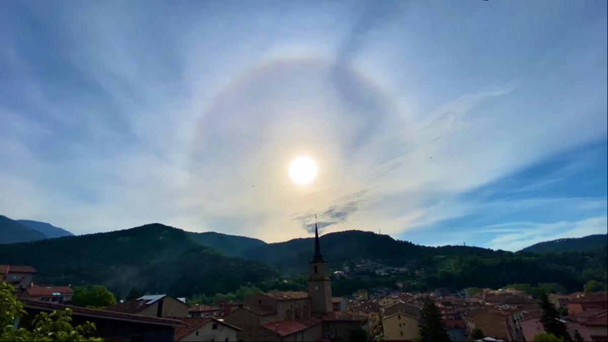 El halo solar se luce en el cielo de Campdevànol