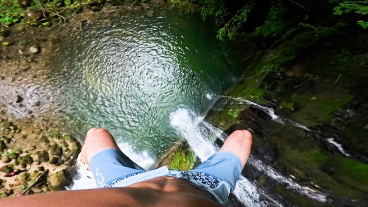 Jérémy Nicollin desafía los límites con un salto de 60 metros desde acantilados
