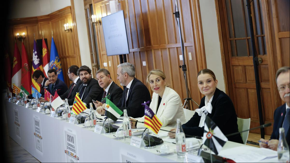 Los barones del PP lanzan un pulso a Sánchez y amenazan con plantar la conferencia de presidentes Los barones del PP lanzan un pulso a Sánchez y amenazan con plantar la conferencia de presidentes