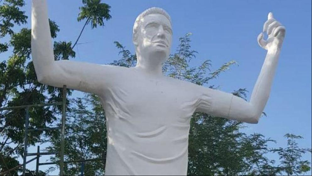 El curioso homenaje a Falcao con una estatua que no se le parece