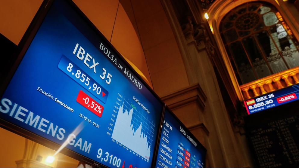 El Ibex 35 se mantiene por debajo de los 8.900 con un comportamiento plano