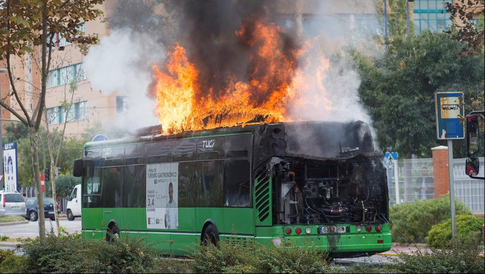 Un aparatoso incendio calcina un autobús en Castellón