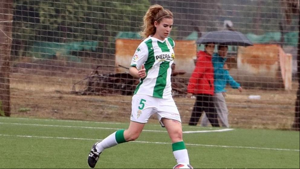 Una jugadora del Córdoba, de futbolista a médica en pleno partido