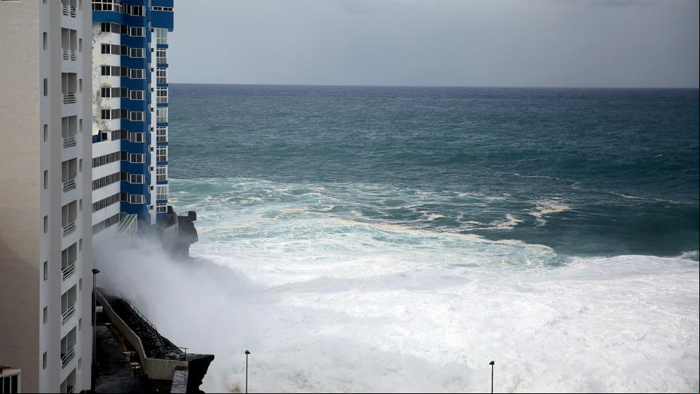Olas de varios pisos de altura en Tenerife causan destrozos en un edificio