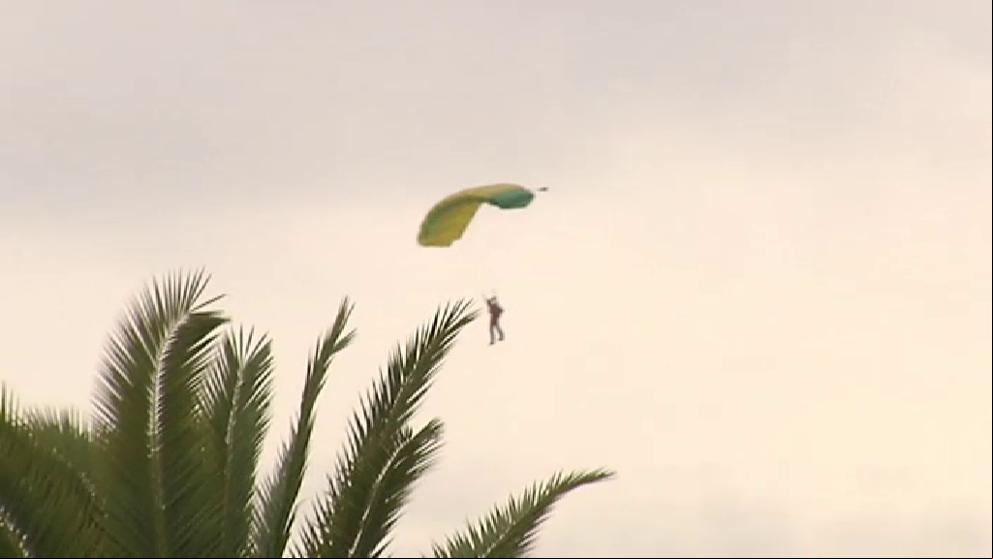 Un paracaidista sufre un desvanecimiento y acaba colgado de una antena en Murcia
