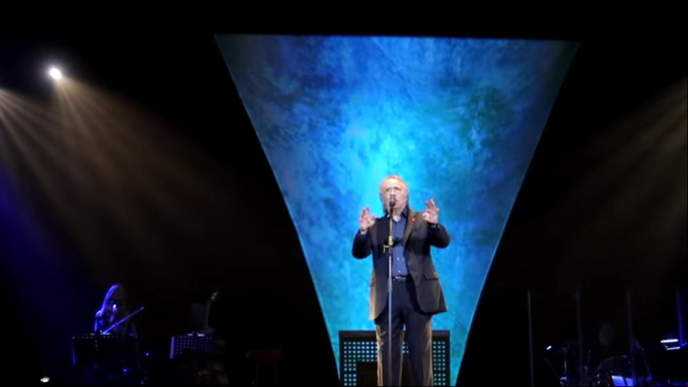 Serrat interrumpe su concierto para contestar a un espectador que le exigía cantar en catalán