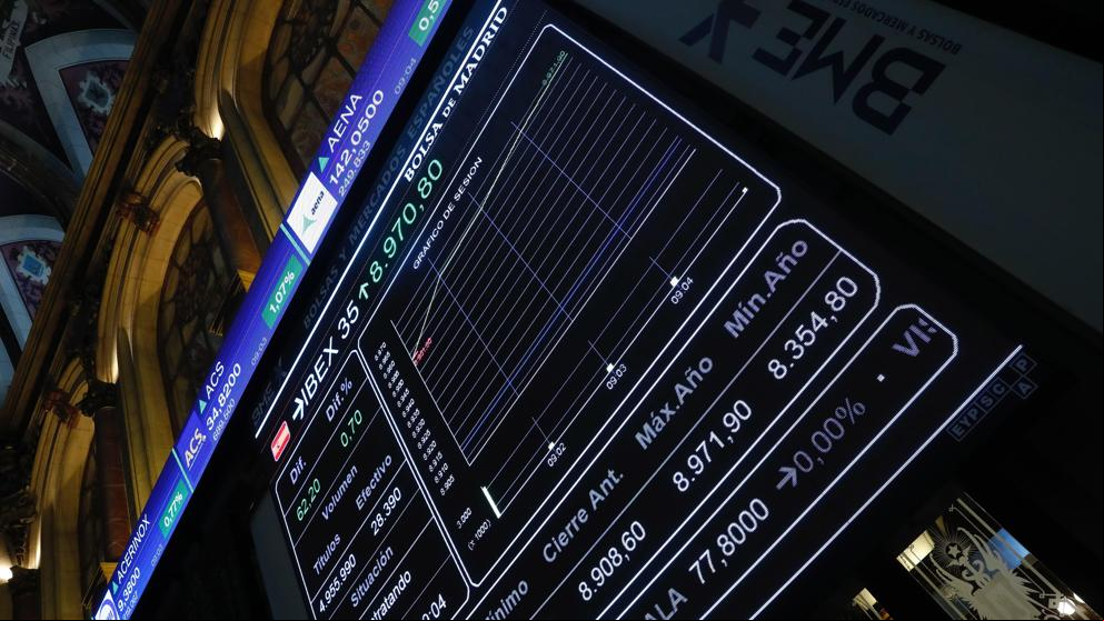El Ibex 35 retrocede un 0,18% y vuelve a salvar los 9.000 puntos