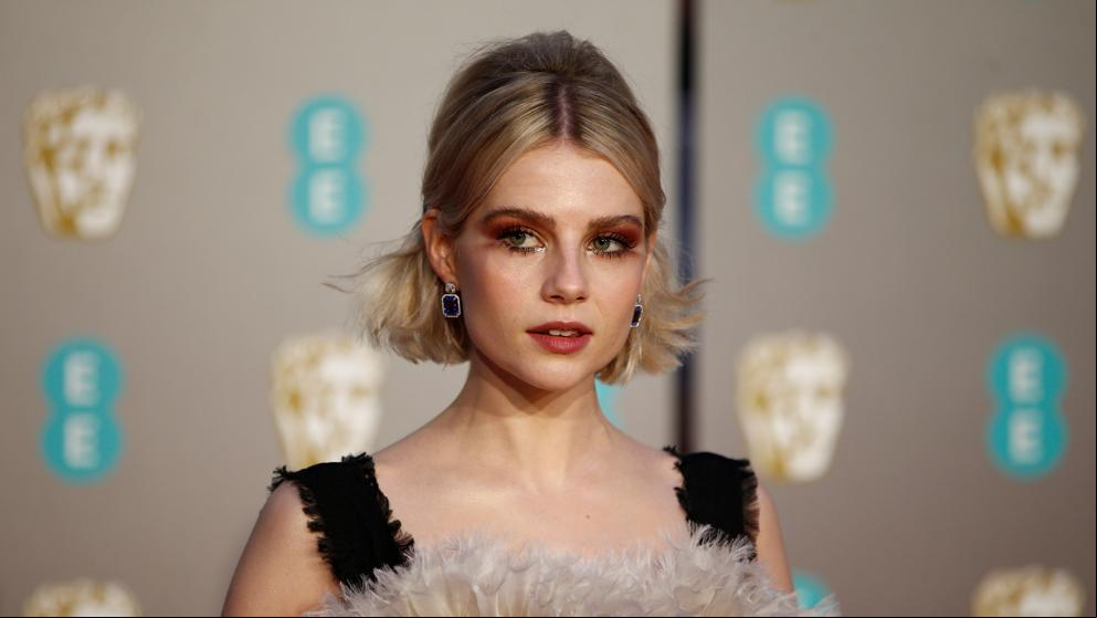 Lucy Boynton sorprende con su look en los BAFTA 2019