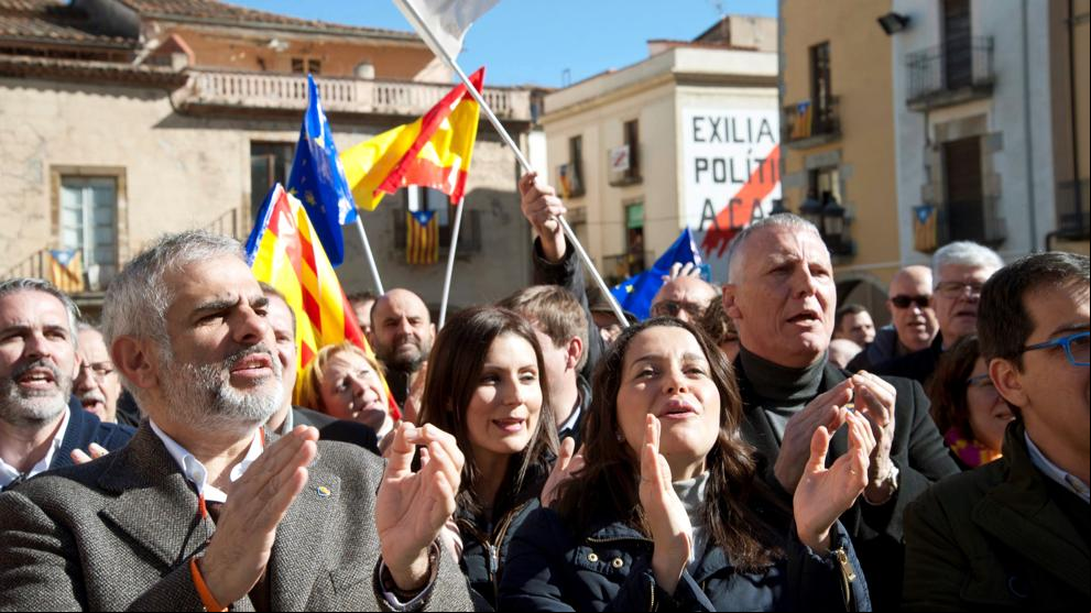 El pueblo de Puigdemont ignora Cs cerrando los comercios en una visita de menos de media hora