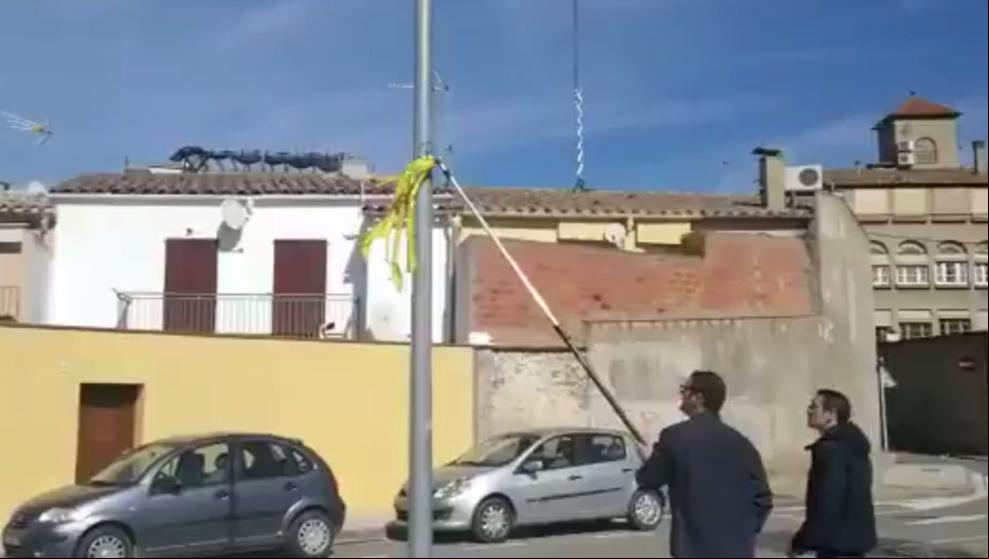 Arrancan lazos amarillos en la Bisbal después de un juicio por quitar esteladas