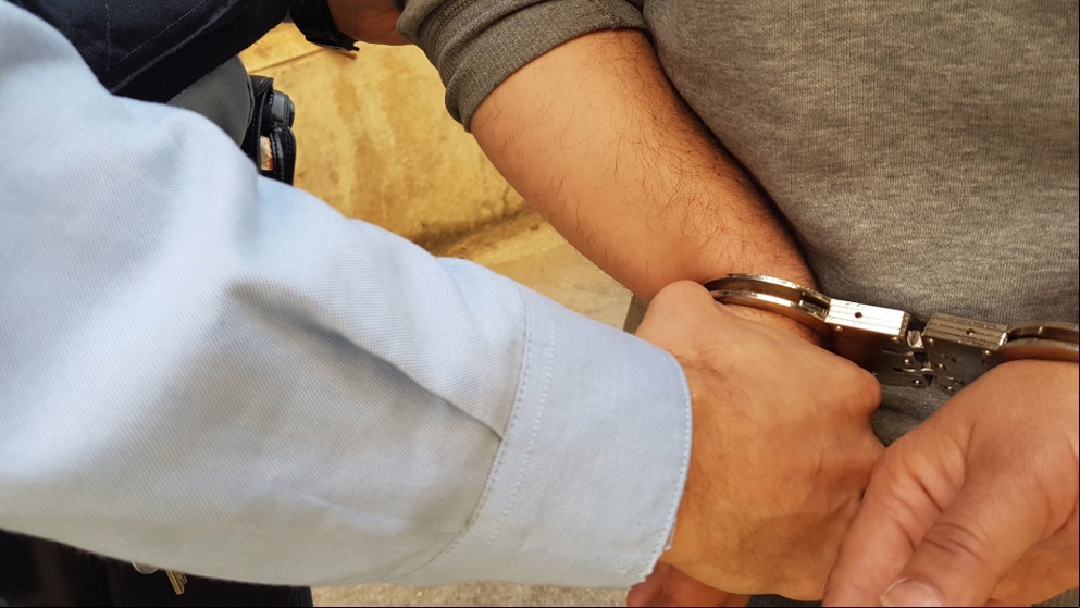 Un hombre entra armado con un machete en un centro de menores