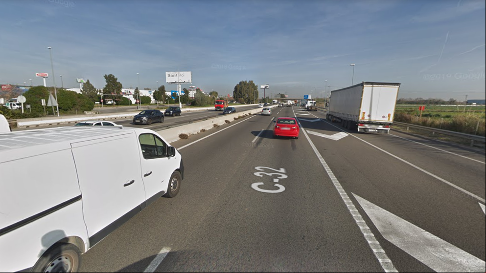 Muere un hombre atropellado en la C-32 al salir de su coche