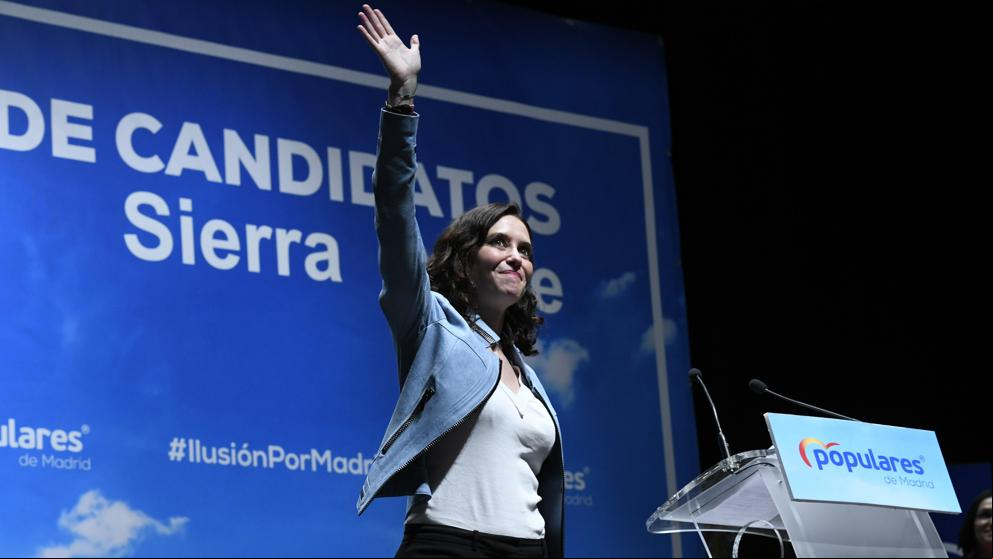 El PP le presta un coche oficial a Díaz Ayuso para su campaña en Madrid