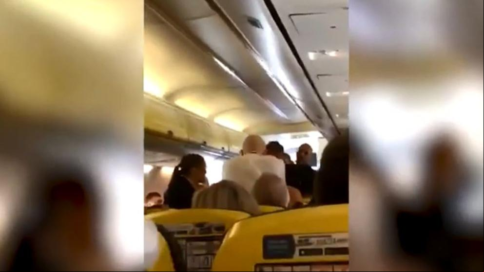 Pelea a mordiscos en un vuelo de Ryanair a Canarias