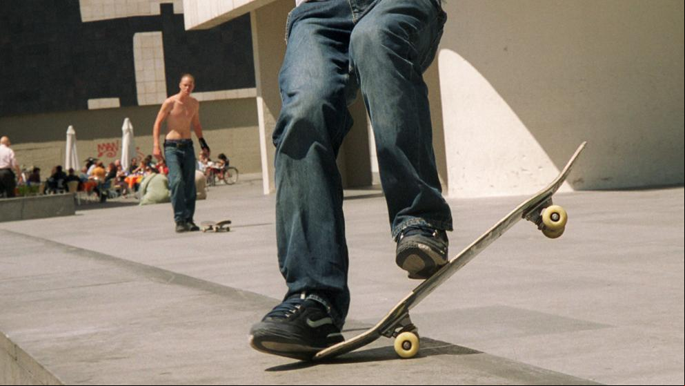 Ciutat Vella prohíbe patinar en el Macba por las noches