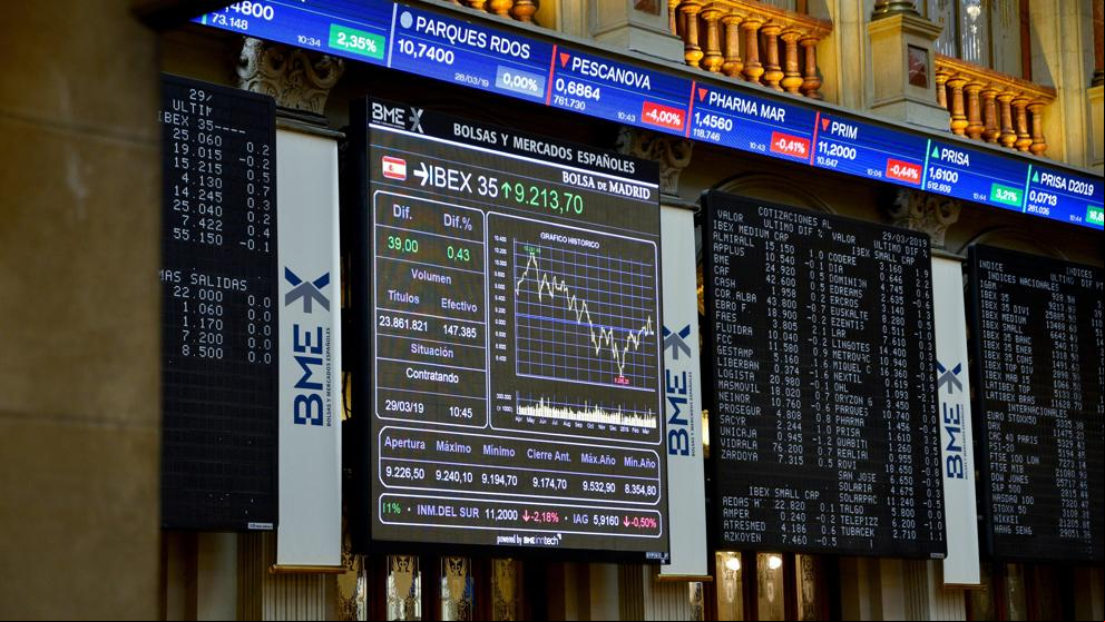 El Ibex 35 abre plano y se mantiene por encima de los 9.500 puntos