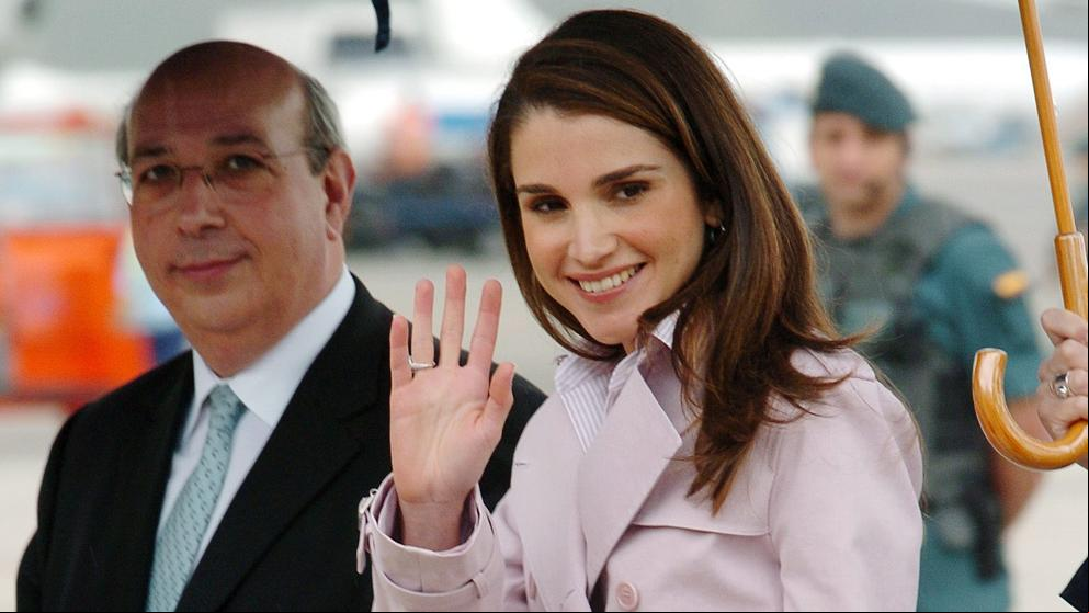 La gabardina y Rania de Jordania: Cinco estilismos con su prenda estrella