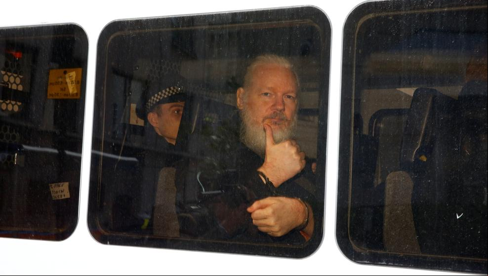 Julian Assange, detenido en Londres