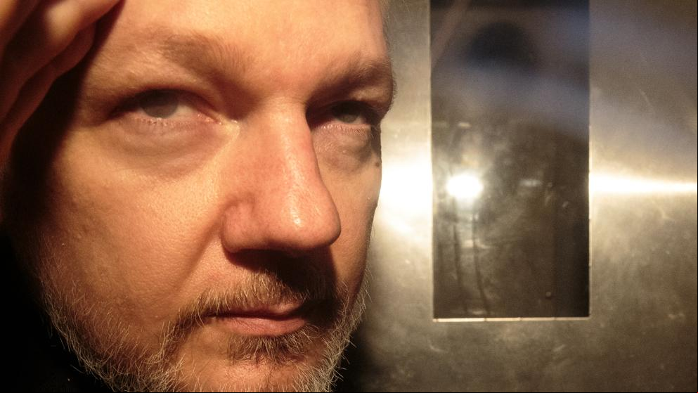 Assange condenado a casi un año de cárcel por violar la libertad condicional