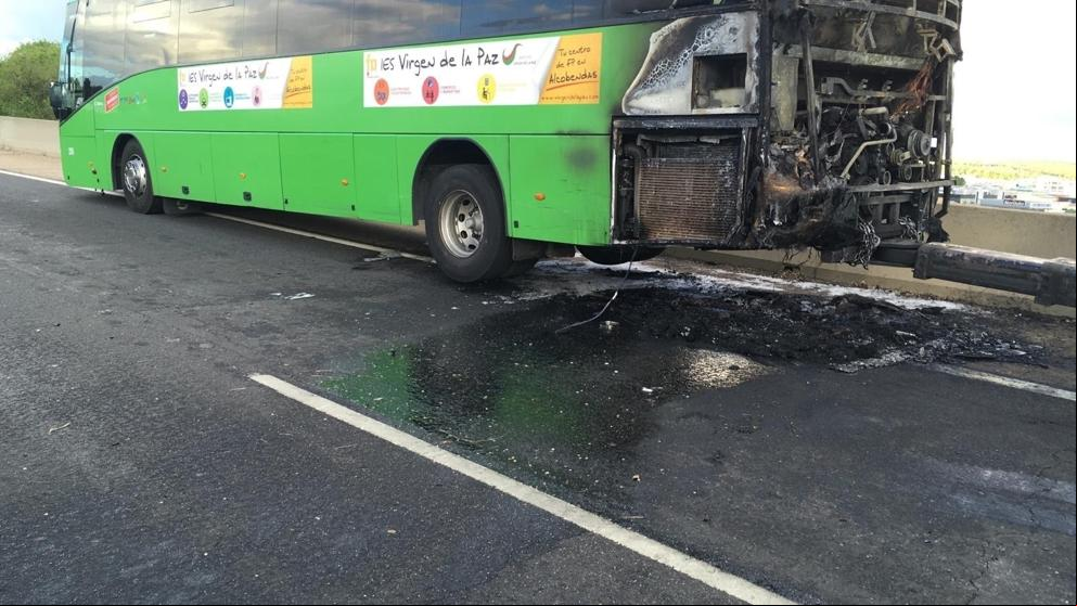Fuertes retenciones en la A-1 a la altura de Alcobendas tras incendiarse un autobús