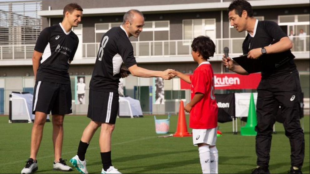 Iniesta inaugura dos escuelas de fútbol en Japón