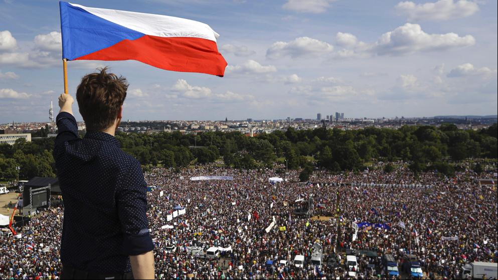 Una masiva protesta en Praga exige la dimisión del primer ministro checo