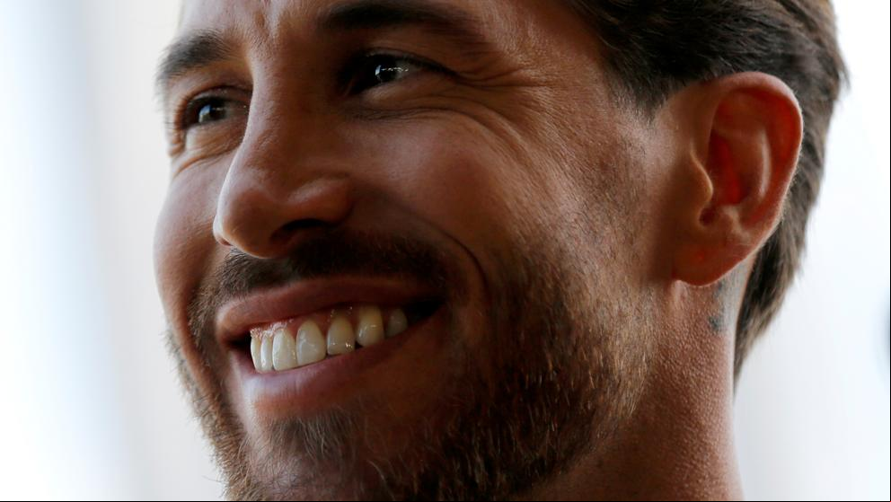 Sergio Ramos mejora el #BottleCapChallenge y abre la botella con la boca