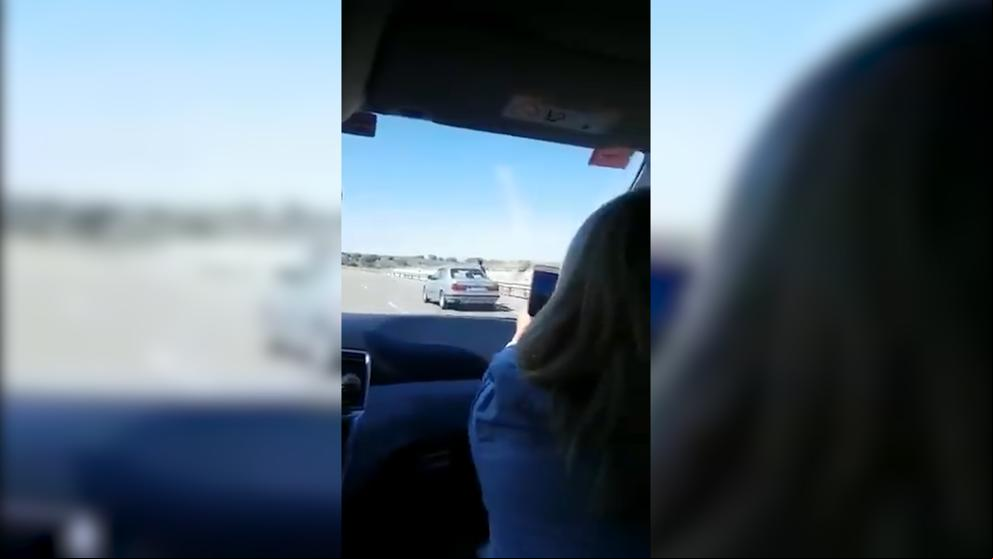 La última acción temeraria grabada en plena autovía: circular con medio cuerpo fuera del coche