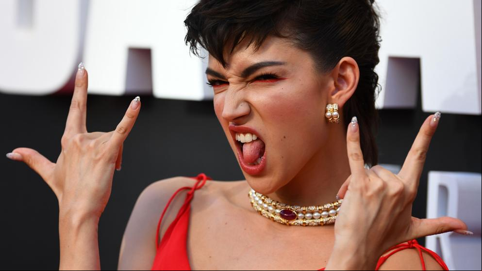 Úrsula Corberó levanta pasiones con un ‘slip dress’ rojo en la première de ‘La casa de papel’