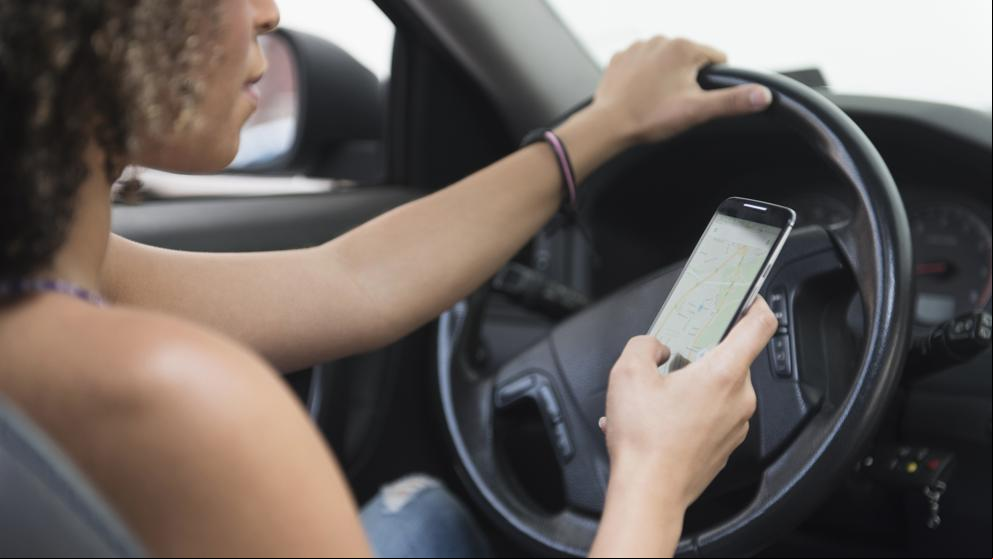 Accidentes de tráfico: excesiva velocidad, mirar el móvil o no usar los intermitentes, los grandes errores al volante