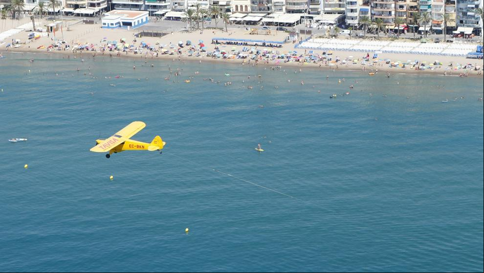 Identifican al piloto de la avioneta que sobrevoló a menos de 50 metros la playa de Calafell Identifican al piloto de la avioneta que sobrevoló a menos de 50 metros la playa de Calafell