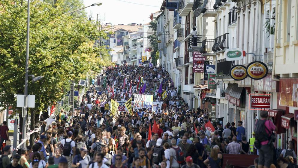 Miles de personas se manifiestan pacíficamente en Hendaia e Irun contra la cumbre del G7