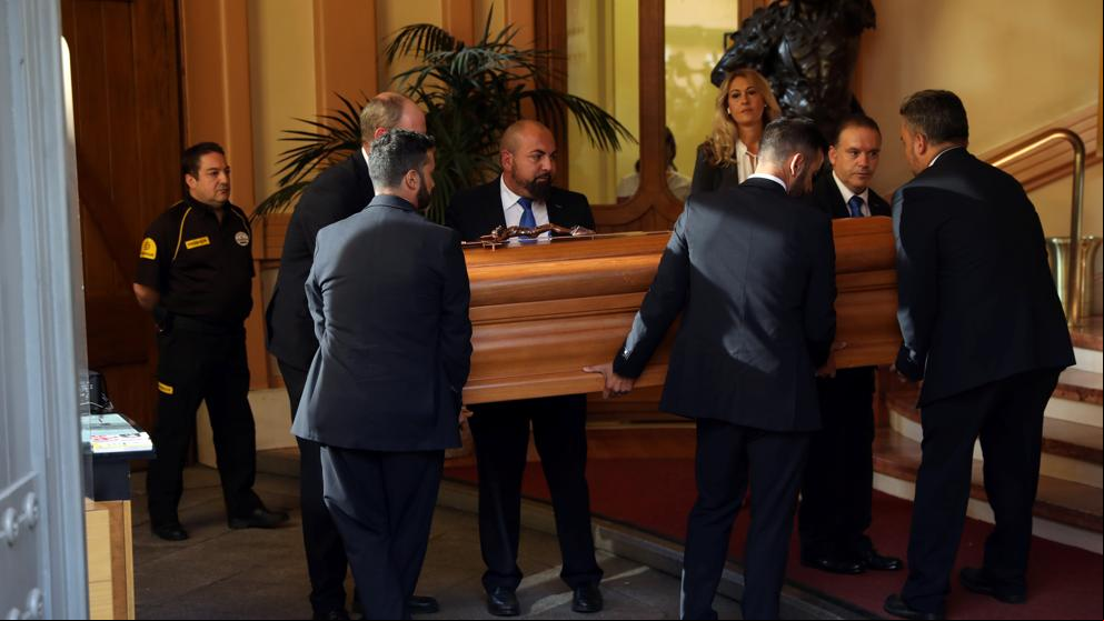 Emoción frente a las puertas de la capilla ardiente de Camilo Sesto