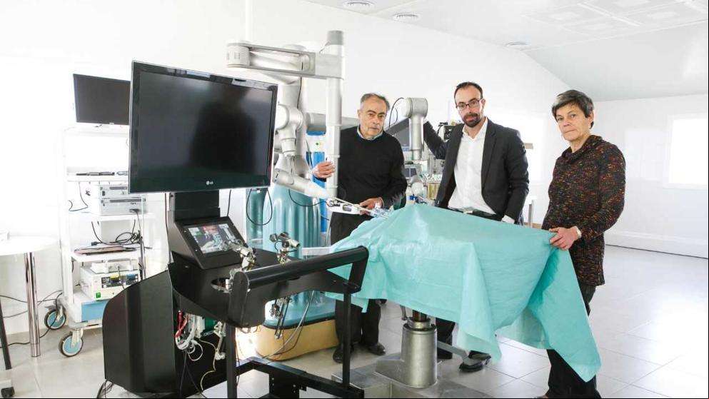 El holding de la familia Grífols impulsa un cirujano robot