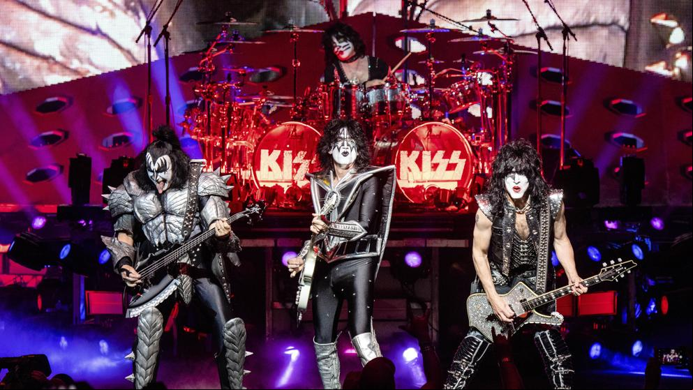Kiss darán un concierto para ocho personas entre tiburones blancos