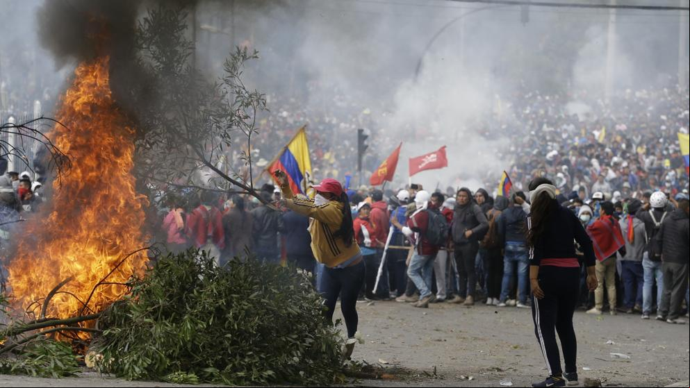 Ecuador decreta un toque de queda después de que los manifestantes ocuparan el Parlamento