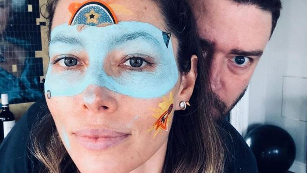 Jessica Biel se disfraza de su marido Justin Timberlake en una fiesta de Halloween