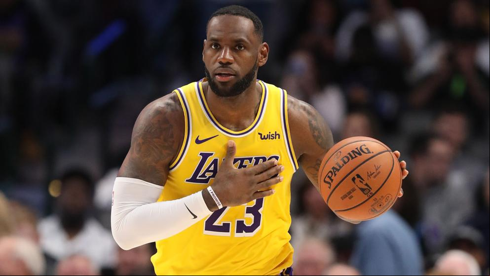 LeBron James se sale: tercer ‘triple-doble’ seguido