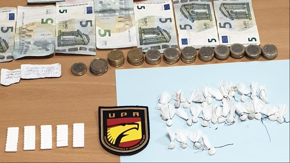 Se toma la droga que vendía para que no la intervenga la policía, se desmaya y acaba detenida