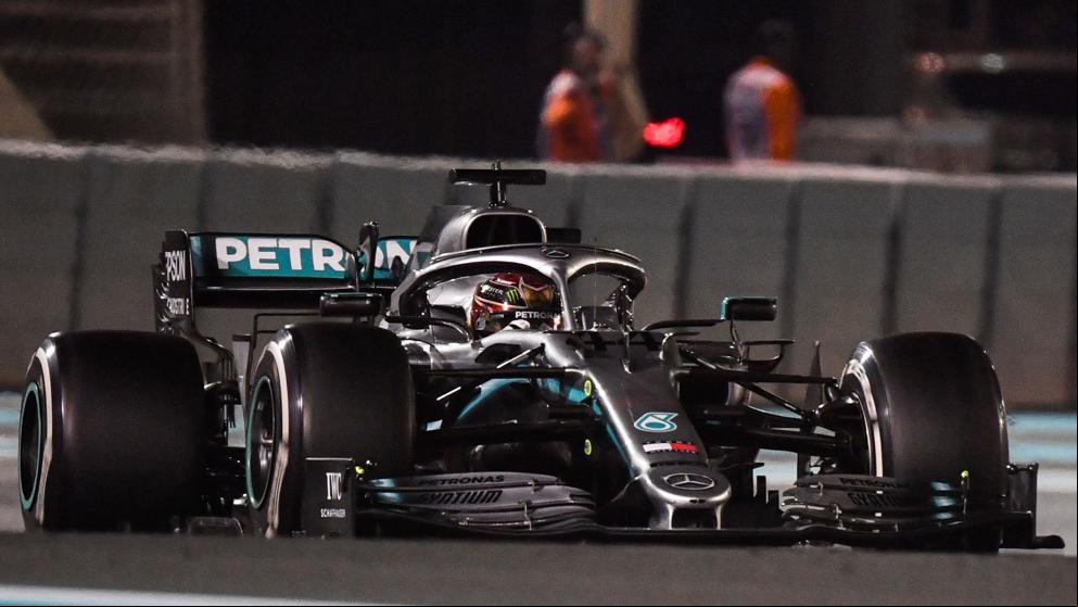 Lewis Hamilton se pasea entre yates en Abu Dabi