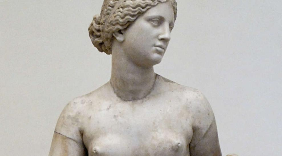 ¿Cuál fue la primera estatua de una mujer desnuda de tamaño natural y qué le pasó?