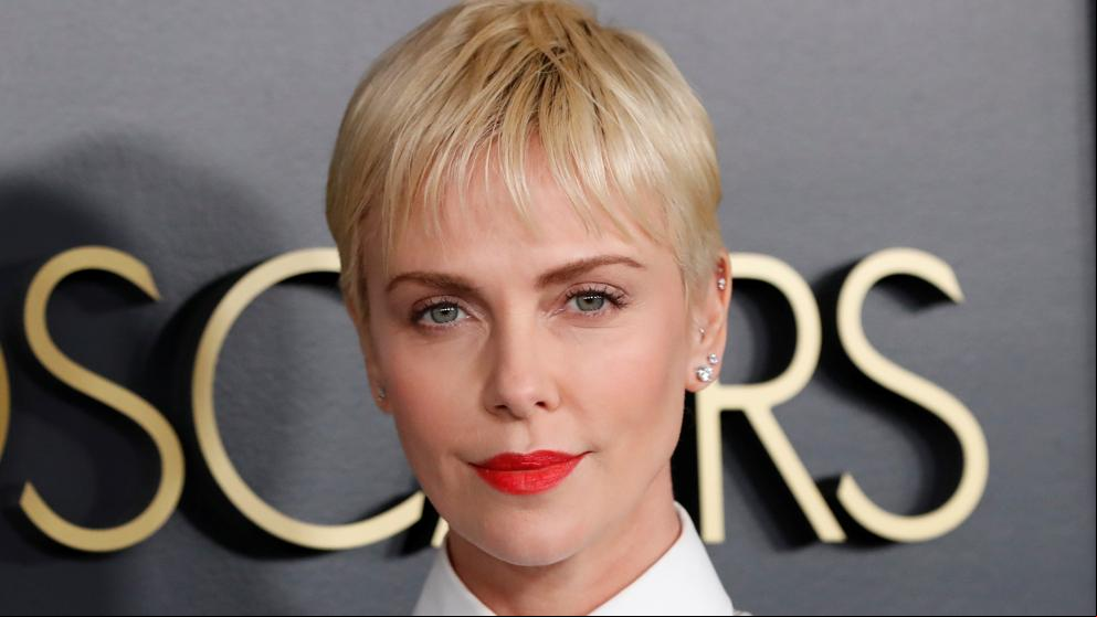 Charlize Theron deslumbra con un perfecto look de oficina en el almuerzo de los Oscar