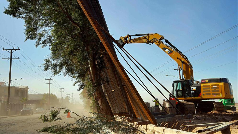 Un vendaval destruye parte del muro de Trump en la frontera con México