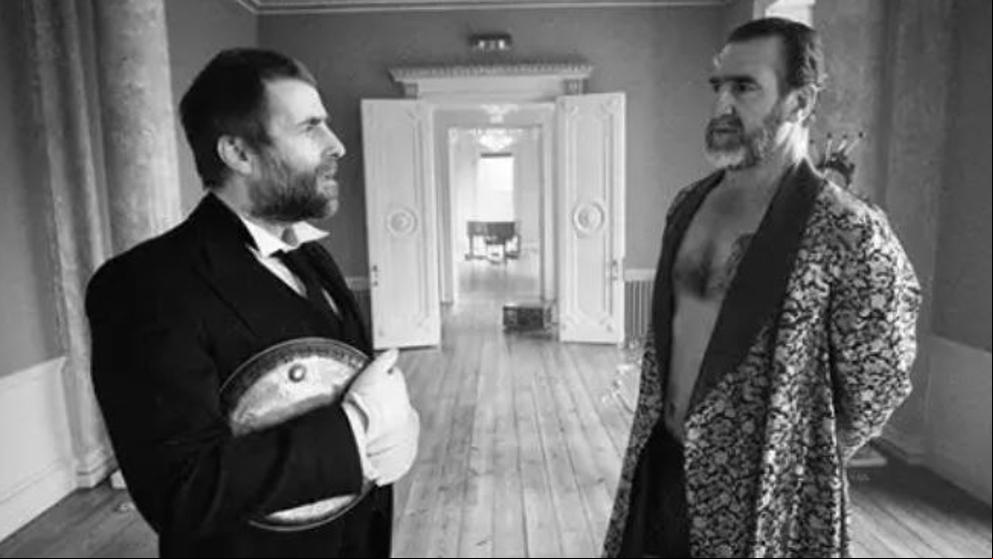 Liam Gallagher viste de rey al exfutbolista Eric Cantona en su nuevo videoclip