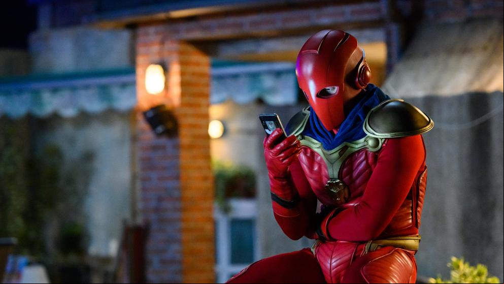 Netflix renueva el costumbrismo superheroico de ‘El vecino’