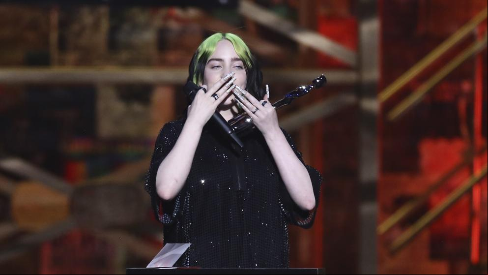 Billie Eilish logra otro récord con el estreno de su canción para James Bond