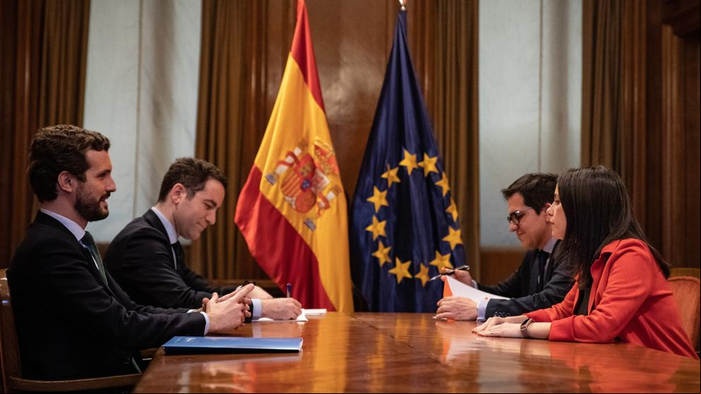 PP y Cs firman el acuerdo de coalición en el País en ausencia de Alonso